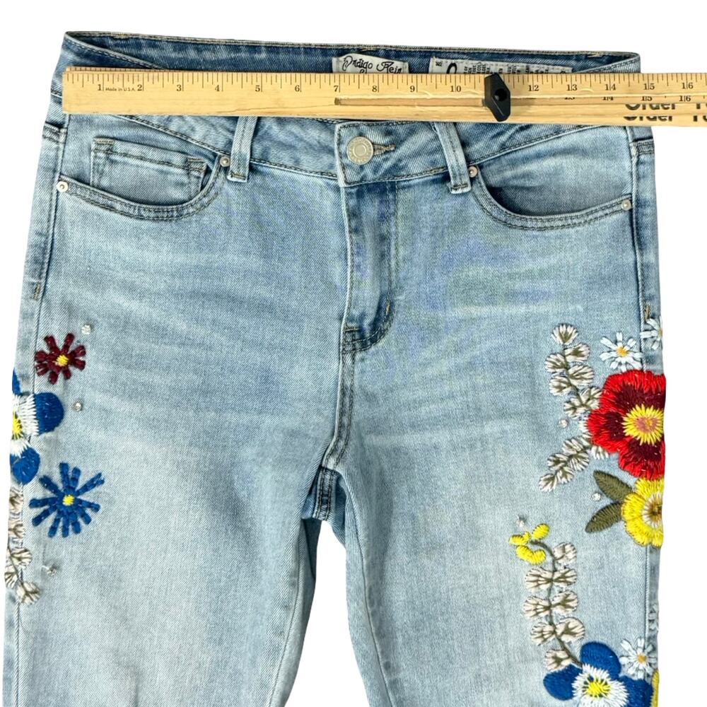 Indigo Rein Light Wash Blue Floral Embroidered Low Rise Chew Hem Jeans size 9 - Picture 4 of 12